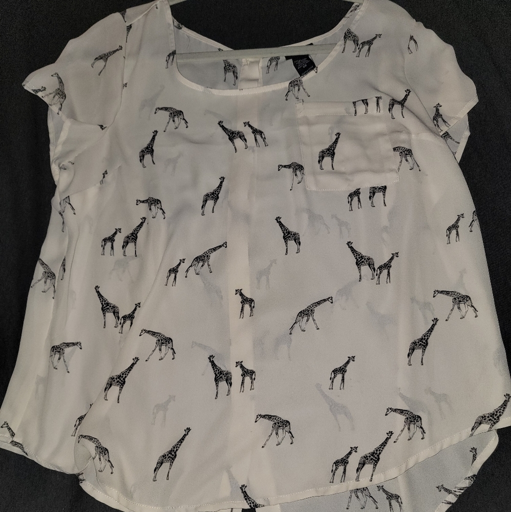 Torrid Button Back Giraffe Pocket Top - XL/1X - (Torrid Sizing 00) - Cream